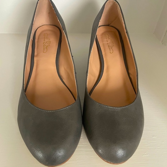 Journee Collection Women's Pumps Round Toe Heels size 8 - Picture 1 of 6